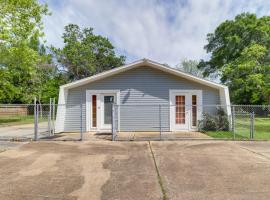 La Porte Home with Hammock Near Sylvan Beach!, cottage ở La Porte