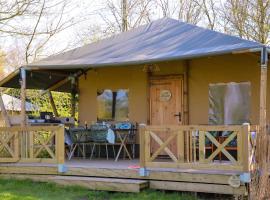 Glamping Safarilodge 'Grutte Fiif' met airco, extra keuken op veranda en privé achtertuin, glamping site in Grou