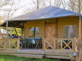 Glamping Safarilodge 'Grutte Fiif' met airco, extra keuken op veranda en privé achtertuin