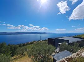 Bella vista with jacuzzi, koča v Omišu