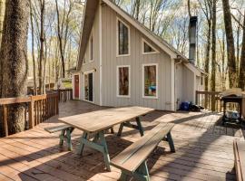 Spacious Pocono Lake House Near Skiing and Swimming!, hotel di Pocono Lake