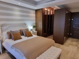 Apartamento lujo en primera l&iacute;nea de playa en Bah&iacute;a de la Plata, Estepona, hotel en Estepona