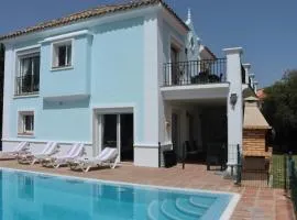 Detached Villa with Private heated infinity pool close to port and beach