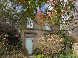 Large 3 double bedroom period house with parking, villa a Edimburgo