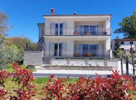 Villa Amoena with Pool and Sauna, hotel em Brtonigla