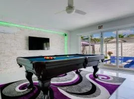 Hollywood Home w Pool Jacuzzi BBQ and Pool Table
