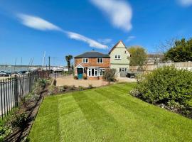 Cosy Coastal 2-Bedroom Cottage with Hot Tub and Log Burner, hotel di West Mersea