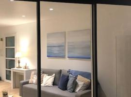 L’Annexe Studio indépendant avec vue sur jardin, hotel i Crévin