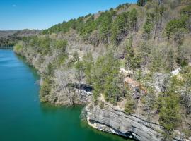 Cliffside Eureka Springs Cabin with Beaver Lake View, vacation home in Eureka Springs