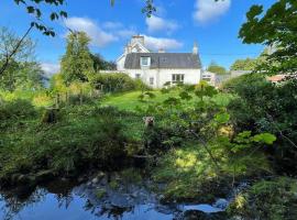 Traditional farm cottage with woodburner by stream, hotel with parking in Cladich