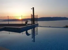 Villa Navis with two separate apartments and an infinity pool with sea view