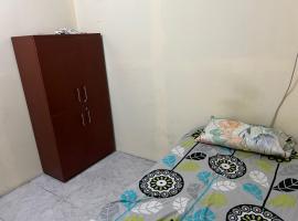 comfortable homeroom for upto 2 persons, hotelli kohteessa Sharjah