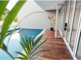 Triplex Villa & Private Pool - CliffHanger Villas, hotel Misere városában