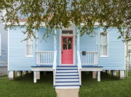 Cozy sea breeze bungalow - 2 mins to the beach, hotel en Galveston
