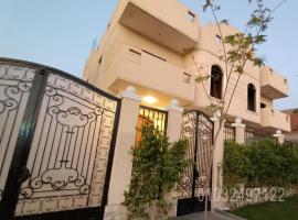 Beautiful semi villa with private entrance in Sheikh Zayed- villa queen, apartman Sheikh Zayed városában