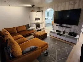120n Villa Hietala paritalo, 1-8henkilön LUXUS majoitus, 3x160cm jenkkisängyt Löhösohvat, iso takaterassi, täyd keittiö Kodink, laatu sauna, Takka, Tv 75" x2, 2wc, autokatos, avainboxi koodilla, itsekirjaus 24h, wifi ja 500mb kuitunetti, kuivaava pesukone