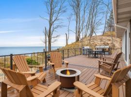 Lakefront House with Private Beach by Michigan Waterfront Luxury Properties, hotel en Norton Shores