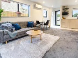 Explore Addington and CBD 1 bed w/carpark