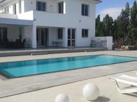 Kiti 마조토스 비치 근처 호텔 Kiti Village Villa Larnaca, salt-water pool, 5 bedrooms