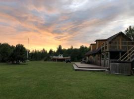 Privaatne mere&auml;&auml;rne maamaja t&otilde;eliseks puhkuseks!, hotel con tinas de hidromasaje en Emmaste