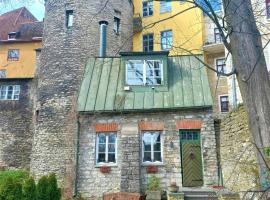 Cozy Old Town Historic House: Tallinn, Tallinn City Walls yakınında bir otel