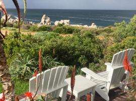 Rondawel with sea view, hotel in Kleinmond
