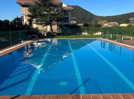 Playa de Berria - Precioso Apartamento con piscina y Garaje incluido, hotel in Santoña