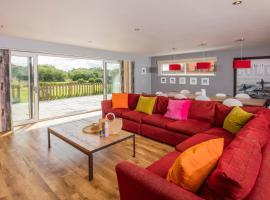 PointBreak Sleeps 12 with hot tub-Great celebration house-Dog friendly, hotel a Padstow