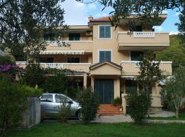 Apartments Laništa Dragović, hotel perto de Lucice Beach, Petrovac na Moru