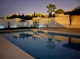CHALET CON PISCINA PRIVADA, hotel a Torrevieja