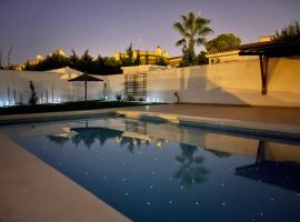 CHALET CON PISCINA PRIVADA, chata v destinaci Torrevieja