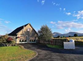 Mourne Magic House-Riverside luxury in Newcastle, holiday home in Newcastle