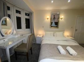 Beautiful large 6 bedroom house up to 14 people, hotel met parkeren in Hendon