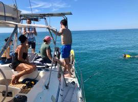 Location insolite en voilier, navigation, coucher de soleil, et baignades en mer, Boot in Le Grau-du-Roi