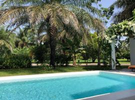 Villa CITRONS VERTS dans un parc arboré vue mer, vacation home in Cap Skirring