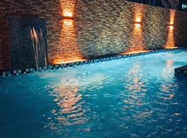 D'ZAHRA HOME - with 30ft private pool, viešbutis su vietomis automobiliams Malakoje