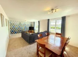 Spacious 3-Bedroom Ground Floor Flat with Free Parking in Central Location