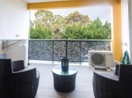 Pet Friendly 2BR APT with Balcony in East Vic Park, pet-friendly hotel in Perth
