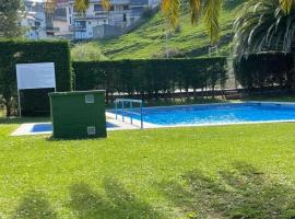 Piscina comunitaria y parking en Mogro، فندق في موغرو