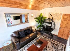 Magpie 4 Hot Tub Huntersmoon-Warminster-Bath-Salisbury, hotel em Warminster