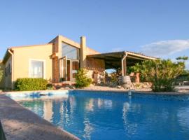 Hill-top haven with private pool and endless views, alquiler temporario en Belvézet