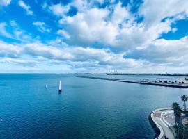 Amzing Ocean View Spacious Three Bedrooms Apartment Port Melbourne, hotel in Melbourne