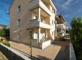 Apartments Mirjana * central location and close to beach