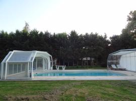 Villa de campagne avec piscine, povoljni hotel u gradu 'Beaulieu-sur-Loire'
