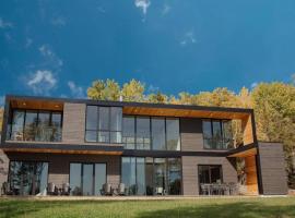 Le Ruisseau: luxurious villa in Charlevoix., отель в городе Ла-Мальбе