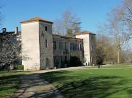 Lempaut에 위치한 호텔 Gites du Château de La Rode pour 2 à 50 Personnes