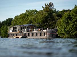 La Rivière House - Péniche Carpe Diem, отель в Нанте