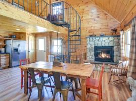 Riverfront Rumney Vacation Rental with Fire Pit!, hytte i Rumney