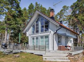 Amazing Home In Hllekis With Lake View, huvila kohteessa Lugnås