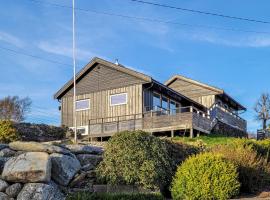 Nice Home In Hvik With Wifi And 5 Bedrooms, lodging in Håvik